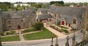 Le doyenné, ce manoir gothique qui accueille aujourd'hui le presbytère, et le musée de la basilique figureront en bonne place dans la maquette au 87è du bourg que réaliseront les passionnés de l'AMCL.