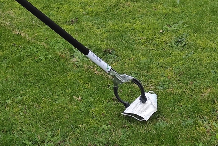 Emprunter une pince à déchets