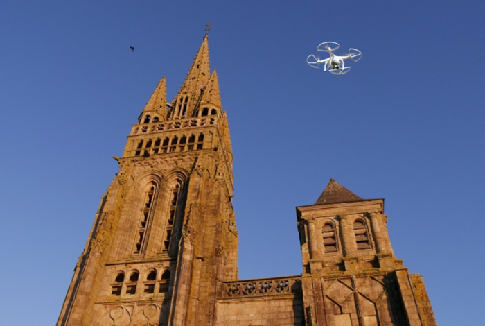 Survol de la basilique par un drone